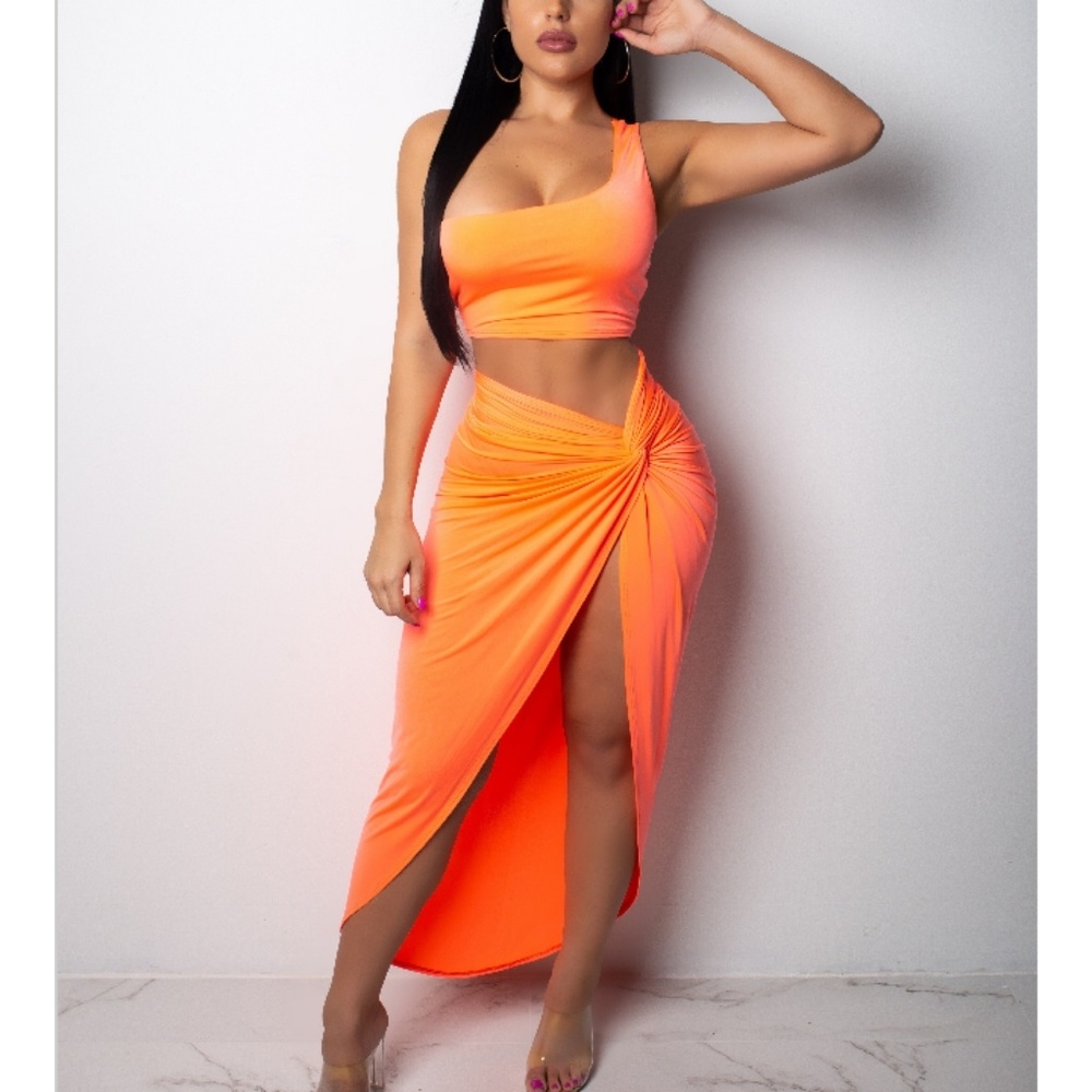 Kim in Miami set coral